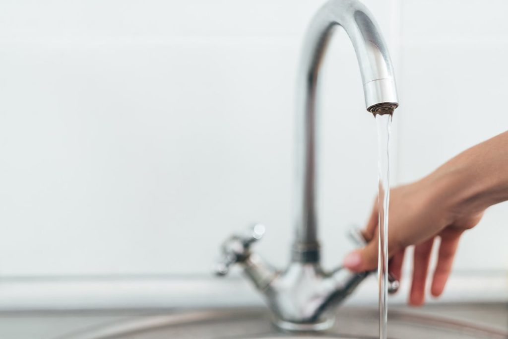Silver-faucet-with-running-water